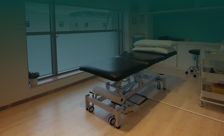 Une salle de soin équipée d’une table de kinésithérapie